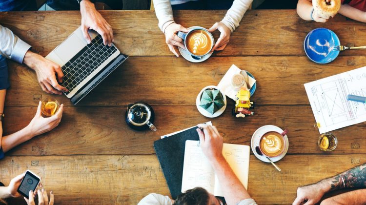 Studiu: Angajații care își iau pauze de cafea sunt mai productivi și colaborează mai bine cu colegii lor