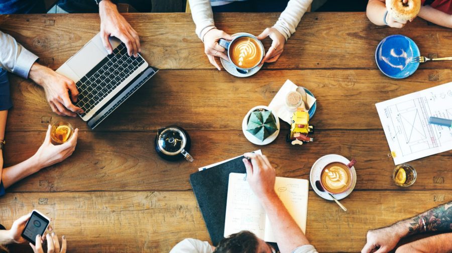 Studiu: Angajații care își iau pauze de cafea sunt mai productivi și colaborează mai bine cu colegii lor