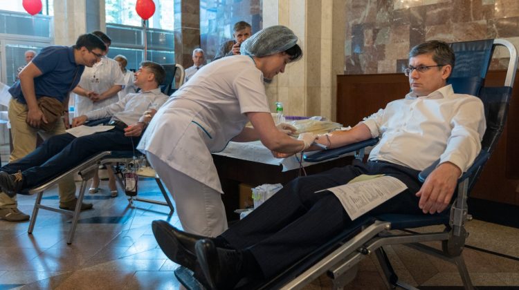 FOTO, VIDEO Și-au donat sângele. Deputați și angajați ai Parlamentului s-au alăturat apelului autorităților