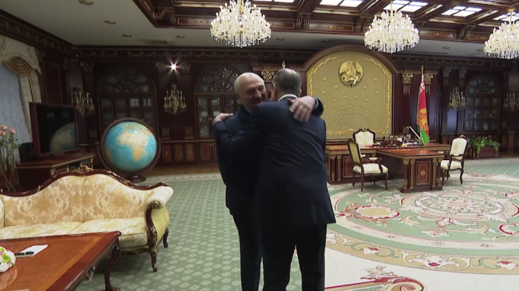 VIDEO Lukașenko s-a lăsat îmbrățișat de Lavrov. Râzând sub mustață: „Cel mai important diplomat al lumii”