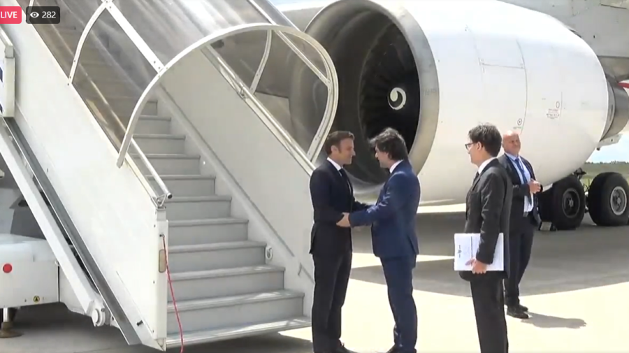 FOTO Macron, în Moldova. A fost întâmpinat pe aeroport de Popescu. La Reședință a pornit într-un Mercedes-Benz S-Class