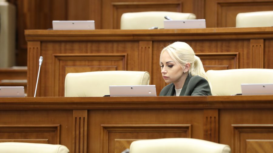 VIDEO Tauber cere să fie reținută! Umblă isterică după Robu în Parlament. Între timp, ofițerii CNA au apărut la ședință