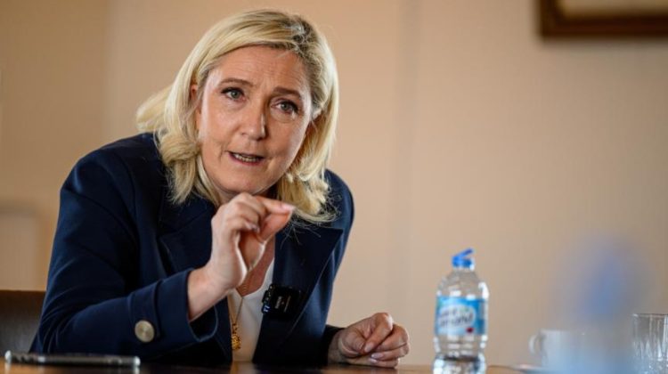Cedează una, ca să ocupe alta. Marine Le Pen renunţă la preşedinţia partidului ei de extremă dreapta