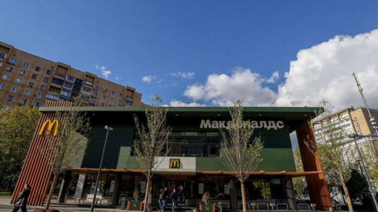 Duminică se redeschid restaurantele McDonald’s din Rusia. Au patron, nume și logo nou