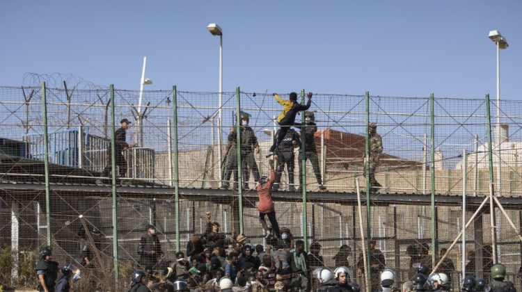 Migranții din Africa au luat cu asalt intrarea în enclava spaniolă Melilla, din Maroc