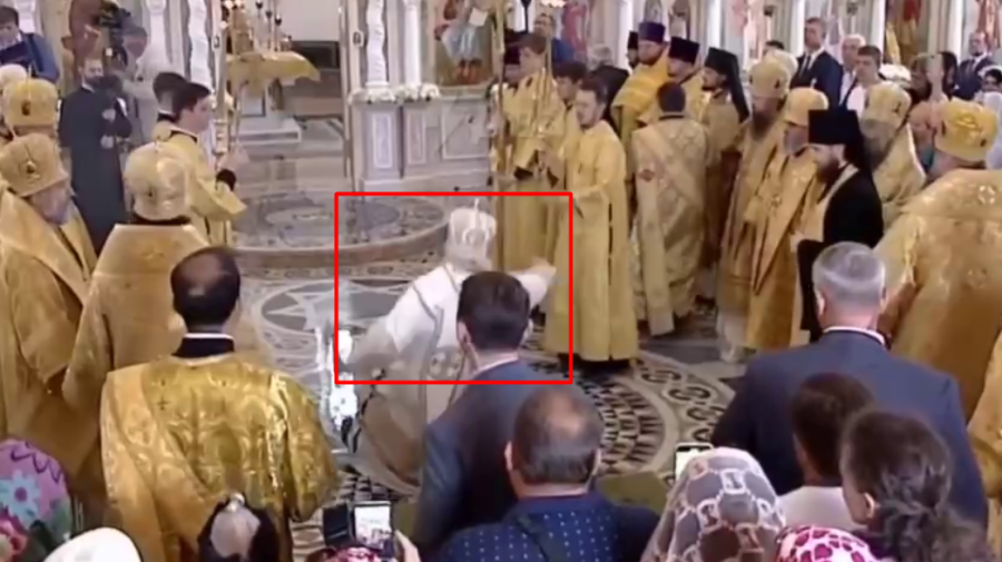 VIDEO Dumnezeu l-a pedepsit? Patriarhul Kirill a căzut în timpul unei liturghii cu tot cu crucea ce o ținea în mână