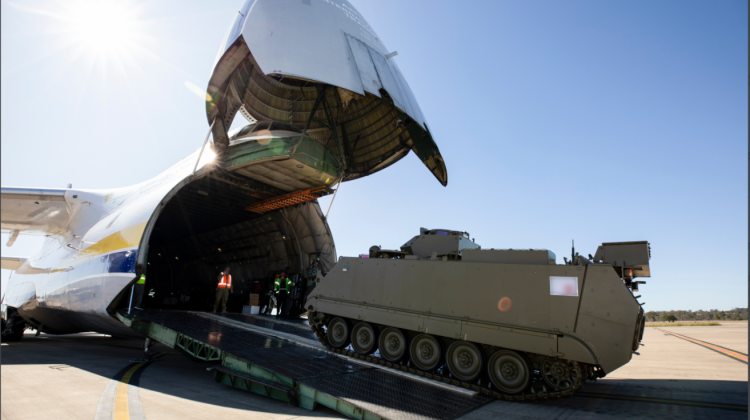 FOTO Australia a trimis Ucrainei primul lot de transportoare blindate