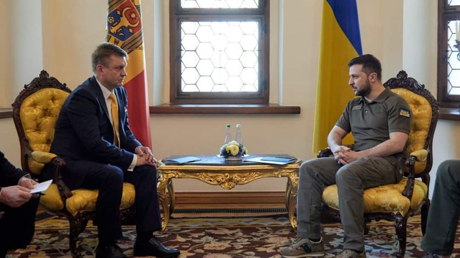 FOTO, VIDEO Scrisorile de acreditare a ambasadorului Chișinăului la Kiev, primite de Zelenski. Au avut și o întrevedere