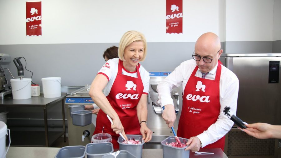FOTO Guvernatoarea Găgăuziei s-a apucat să facă îngheţată?! Cum a fost surprinsă Irina Vlah la o companie din Comrat