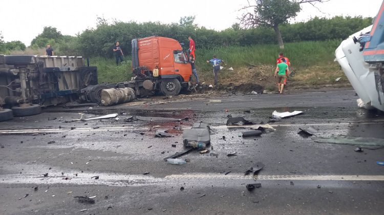 FOTO Imagini de groază! Două camioane s-au tamponat frontal pe traseul Chișinău-Hîncești