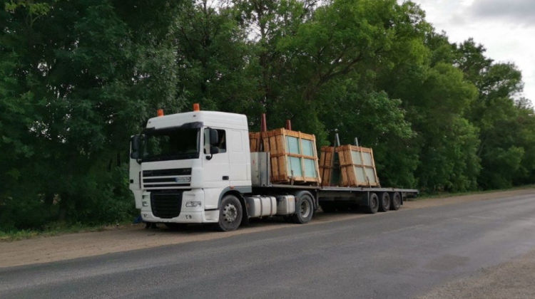 FOTO Autoritățile din Moldova au trimis un camion încărcat cu 15 tone de sticlă în Ucraina. În ce oraș va ajunge acesta