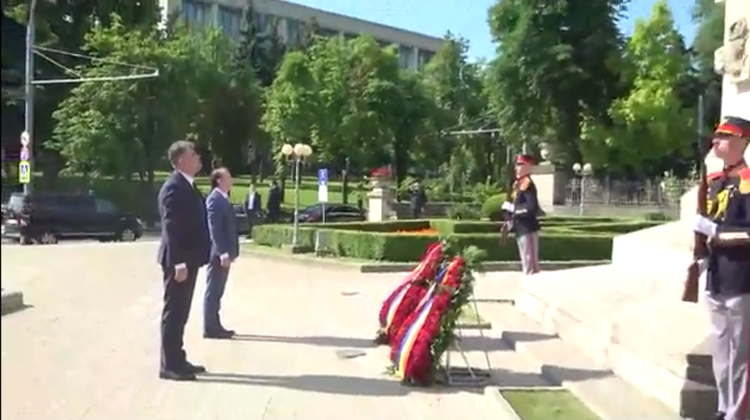 VIDEO Ședința comună a Parlamentelor: Grosu și Ciolacu au depus flori la monumentul lui Ștefan cel Mare și Sfânt