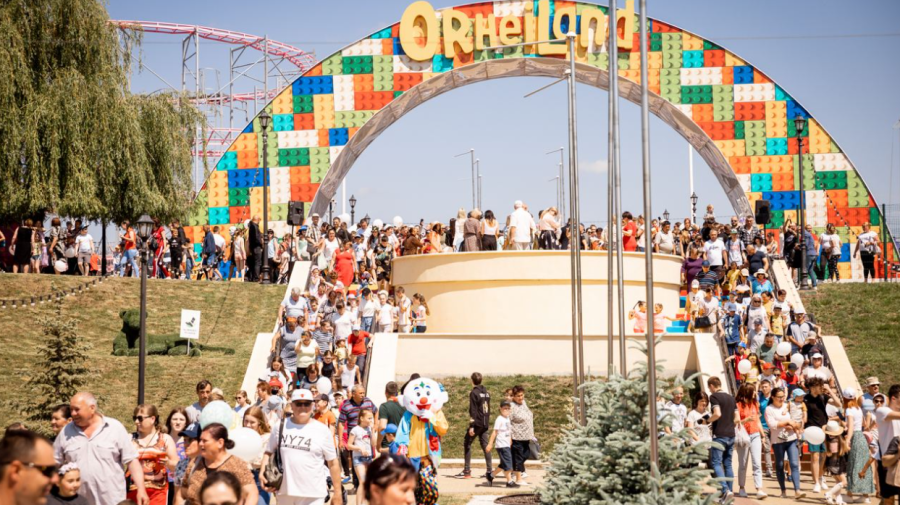 Mii de oameni sărbătoresc Ziua Copilului, la OrheiLand, unde a fost dat startul sezonului estival