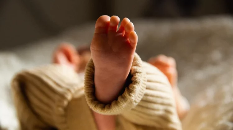 O femeie din Dondușeni a născut o fetiță, în ambulanță. Cum se simte bebelușul