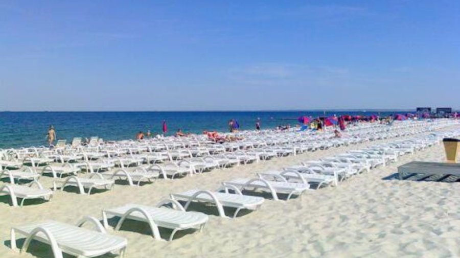 Sex on the beach la Odesa. Un cuplu s-a trezit cu citații la Comisariatul militar după ce a fost filmat pe plajă