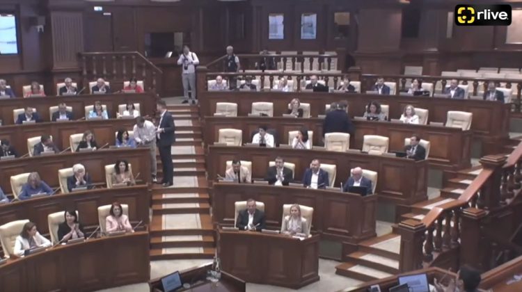 VIDEO Aplauze pentru medici în plenul Legislativului. Cadrele medicale, felicitate cu ziua profesională de deputați