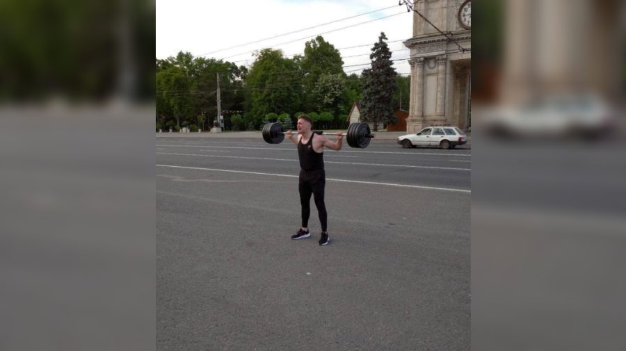 VIDEO Mușchi prin centrul capitalei! Poliția a dat o mână de ajutor unui creator de filmulețe pe YouTube