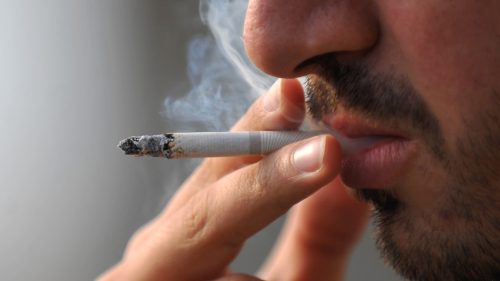 VIDEO Culmea nesimțirii! Un tânăr a fost surprins cum fumează chiar în troleibuz