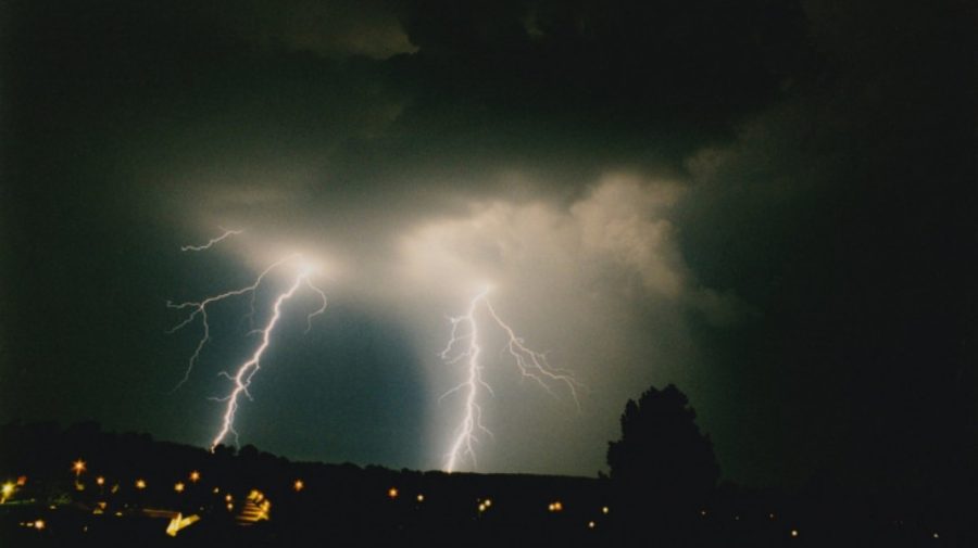Multe fulgere în timpul unei furtuni în Grecia. Vreme rea și în Bulgaria. Ce se prognozează la noi?