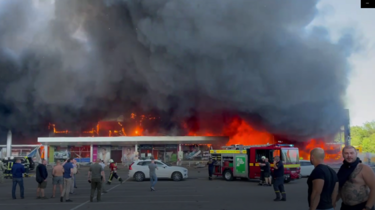 VIDEO Tragedie de proporții! Un centru comercial din Ucraina a fost bombardat. În clădire erau peste 1000 de oameni