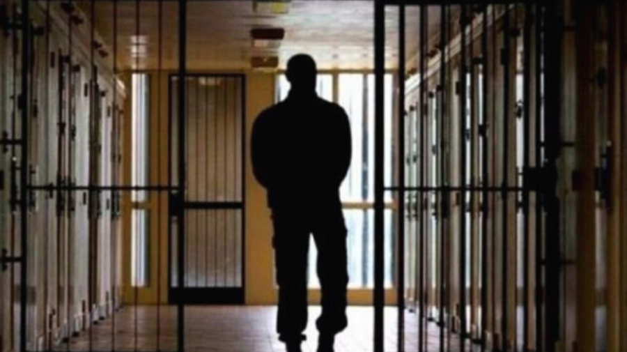 Decis! O mare parte din deținuții din Franța vor fi eliberați cu trei luni mai devreme
