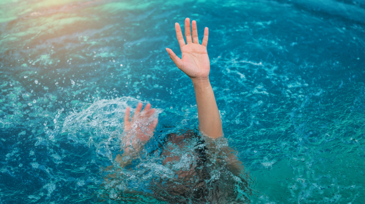 Striga disperat „Ajutor”! Un copil de 11 ani, salvat de la înec în timp ce învăța să înoate