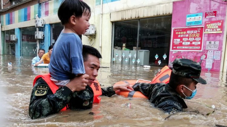 VIDEO Mii de chinezi au rămas fără case. Cele mai puternice ploi timp de 60 de ani au provocat pagube de 250 milioane $