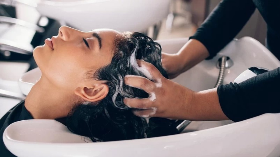 Orașul în care coafezele nu au dreptul să spele părul clienților de două ori. De ce a fost luată decizia extremă