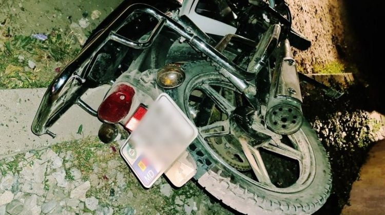 Doi tineri din Rezina – victimele unui accident rurtier! S-au tamponat cu motocicleta într-un stâlp