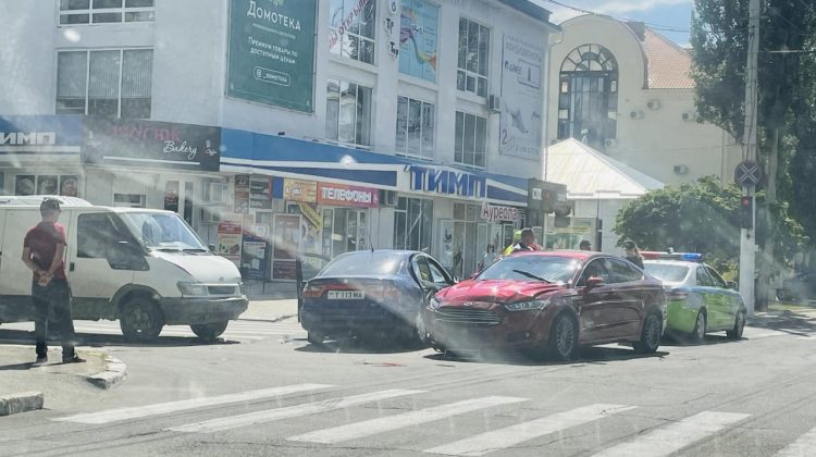 VIDEO Accident rutier într-o intersecție din centrul Tiraspolului. Trei automobile au fost avariate