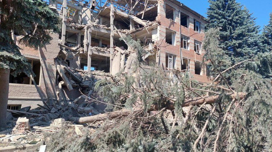 FOTO, VIDEO Imagini devastatoare din regiunea Harkov. Trei persoane au murit în urma bombardamentelor de luni