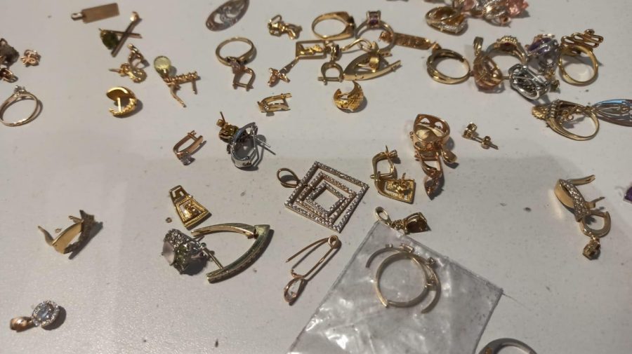 Un lot de bijuterii a fost confiscat pe Aeroportul International Chișinău. În bagajul cui se aflau