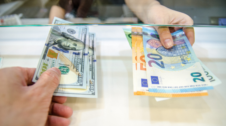 Moldoveni au vândut euro și dolari în sumă de 15 miliarde de lei