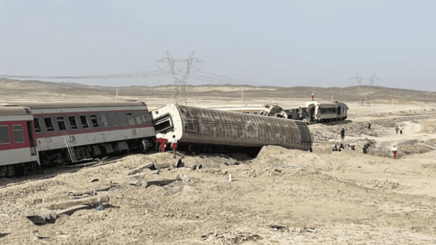 VIDEO Cel puțin 17 morți și 50 de răniți după ce un tren a deraiat în Iran: A fost nevoie de 22 de echipaje de salvare
