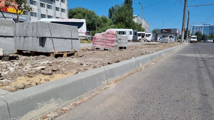 FOTO Au început lucrările. Trotuarele de pe strada Calea Ieșilor din sectorul Buiucani vor fi reparate