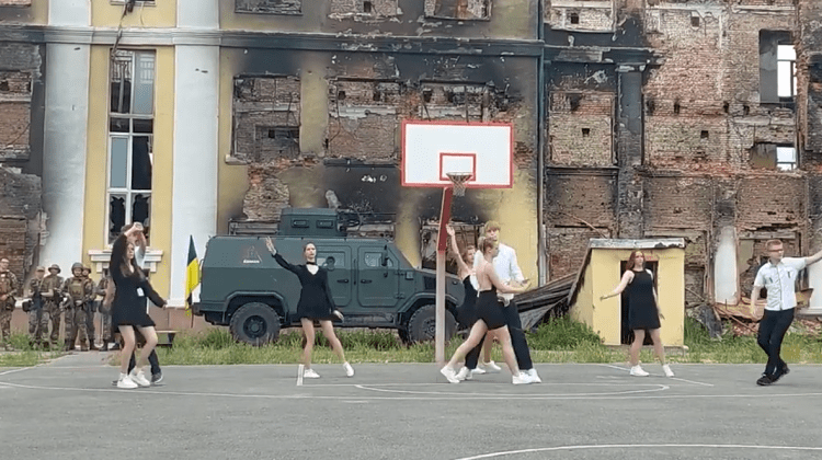 VIDEO Până la lacrimi! Un grup de absolvenți din Harkov a valsat printre ruinele școlii bombardate