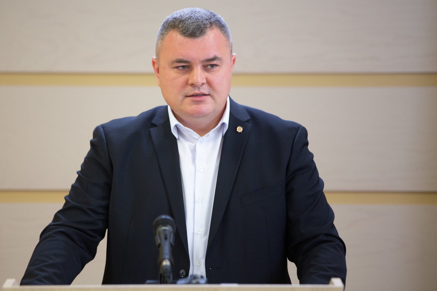 Novac: „Prețurile la stațiile PECO au luat-o total razna”. PAS a respins reducerea TVA la carburanți