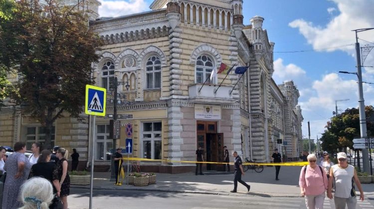 FOTO Ce urmează!? O nouă alertă cu bombă la Primăria Chișinău – anunțată printr-un mail