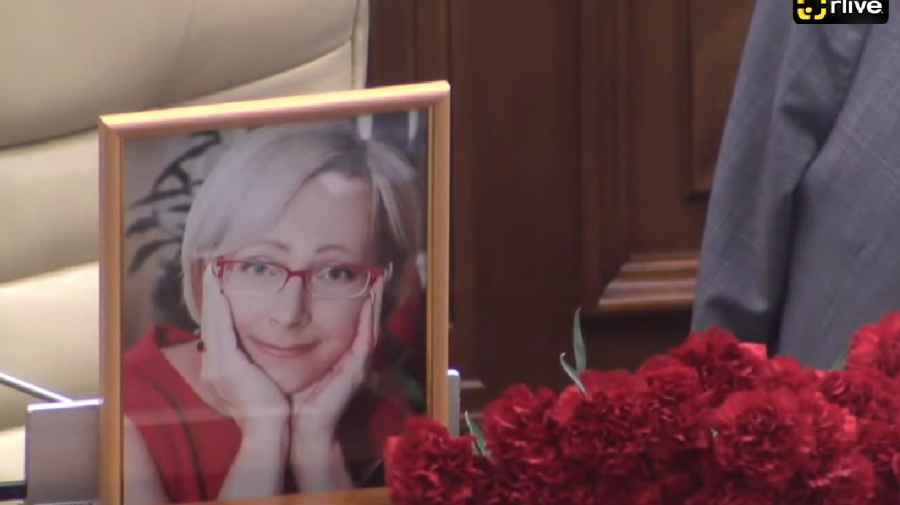 VIDEO Moment de reculegere în Legislativ: Masa Elenei Bodnarenco, plină de flori
