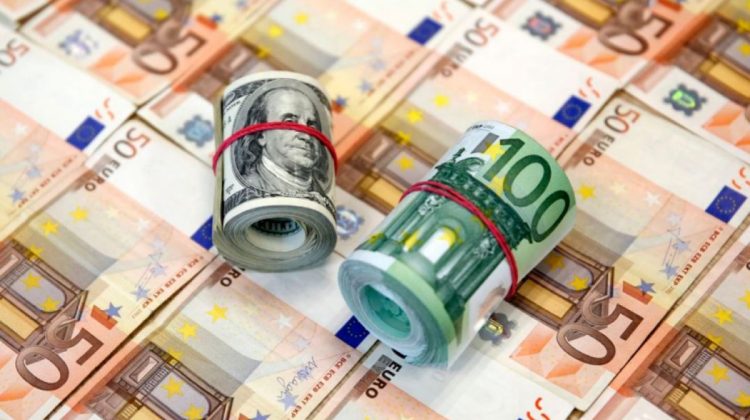 BANI.MD: Moldovenii s-au înghesuit la casele de schimb valutar să vândă dolari și euro