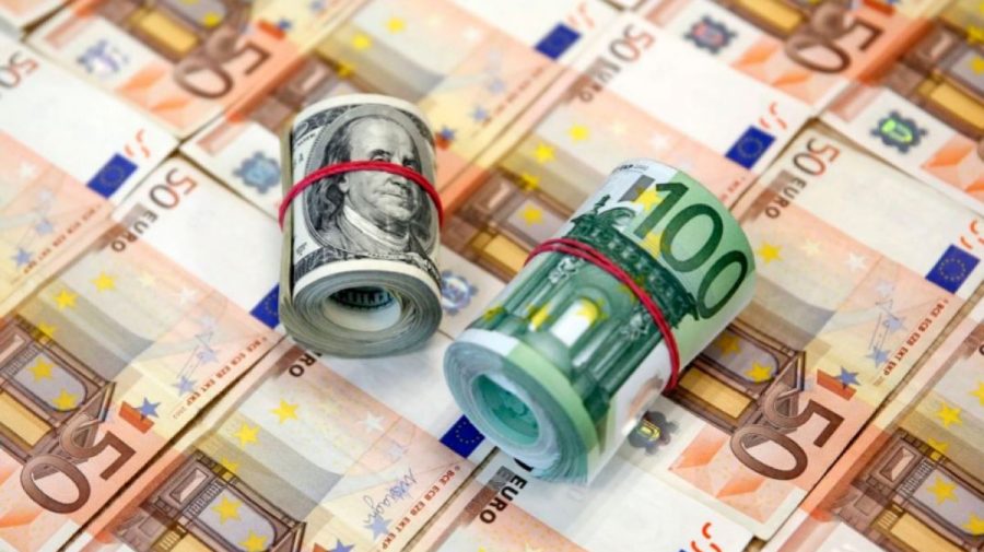 Curs valutar 27 septembrie. Moneda euro se ieftinește cu 12 bani. Scade și prețul dolarului