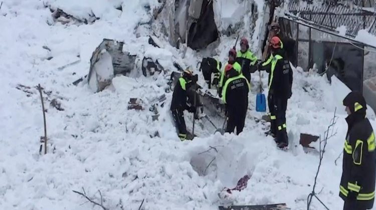 VIDEO În Alpii Italiei continuă căutarea victimelor avalanșei de duminică: Trei români, găsiți de salvamontiști