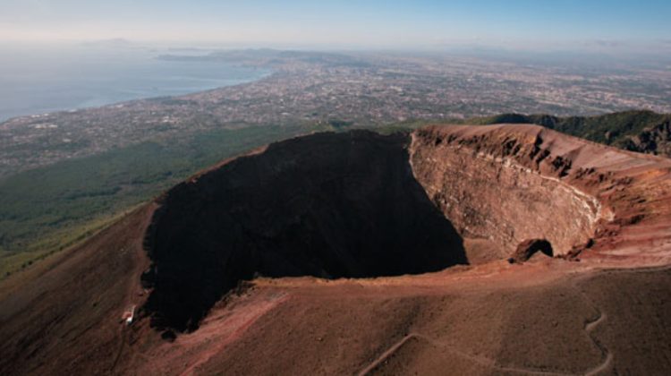 Telefonul sau viața? Un turist a căzut în craterul Vezuviului după o încercare de a face selfie