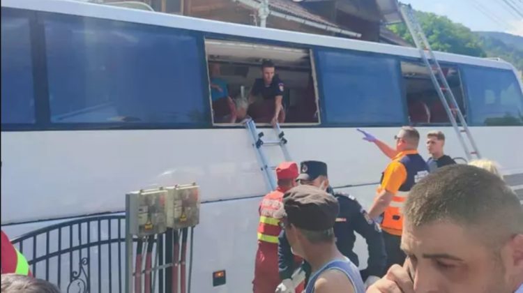 VIDEO Un autocar a intrat în gardul unei case. 8 persoane au fost transportate la spital