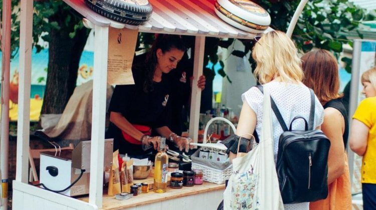 VIDEO Podium gastronomic pe strada Pietonală! Cea de-a treia ediție a Street Food & Wine Festival