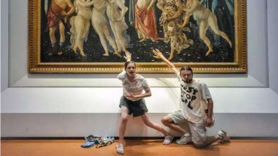 VIDEO Activiști din Italia, târâți de paza unui muzeu. Și-au lipit mâinile de pictura lui Botticelli