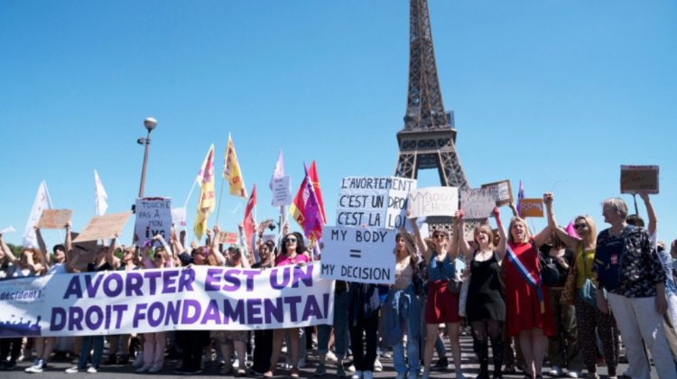 Proteste în Franţa pentru apărarea dreptului la avort. Femeile se tem că decizia SUA ar putea inspira și alte țări
