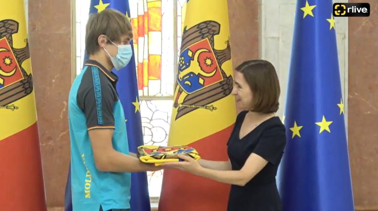 VIDEO Din mâna președintei. Sandu le-a înmânat drapelul sportivilor Festivalului Olimpic al Tineretului European