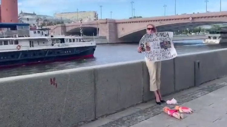 VIDEO „Putin este ucigaș”. Alungată de la Pervîi Canal, Marina Ovseanikova protestează sub pereții Kremlinului