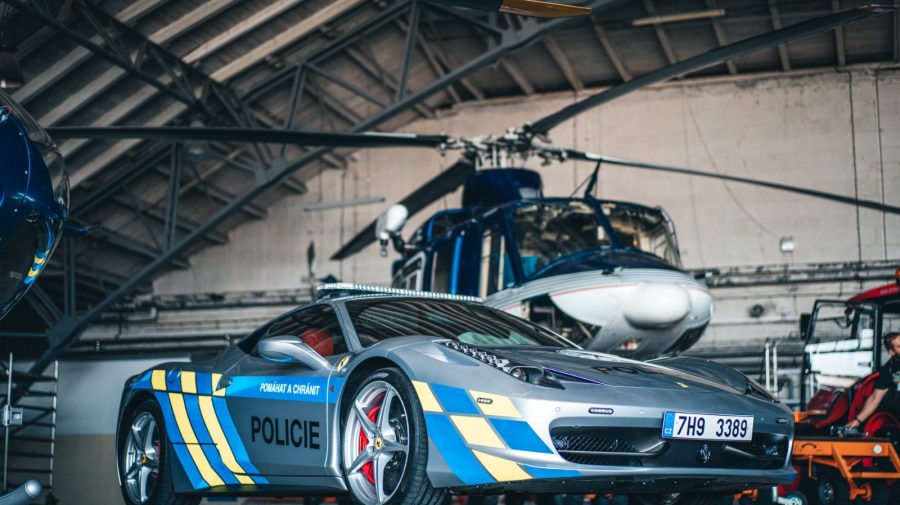 FOTO, VIDEO Un Ferrari confiscat de la infractori a ajuns mașină de poliție în Cehia. Cum va fi folosită mașina
